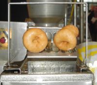 Minidonuts frisch aus der Donutmaschine
